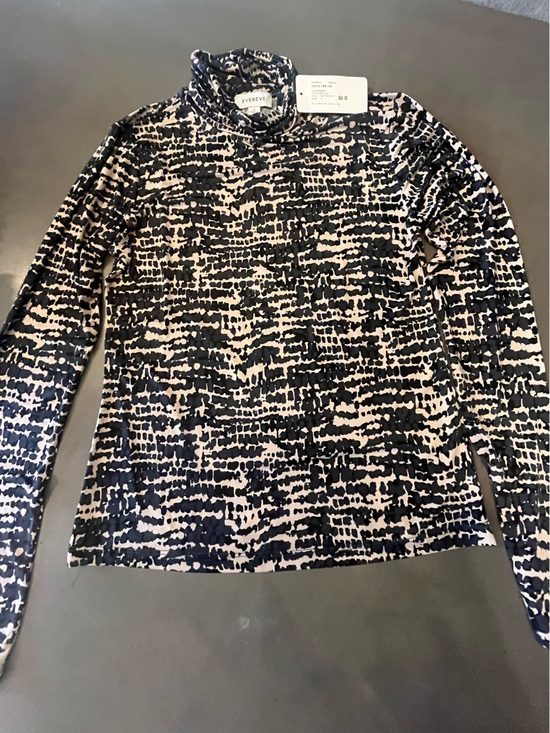 Evereve Tops - Evereve Black and Cream Abstract Grid Top